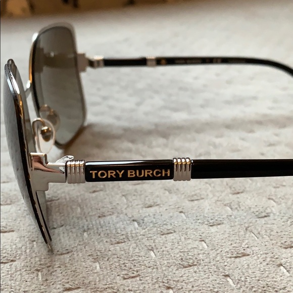 Perfect condition Tory Burch sunglasses - Picture 5 of 10